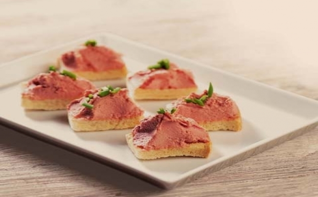 Mousse de jamón sobre tostadas